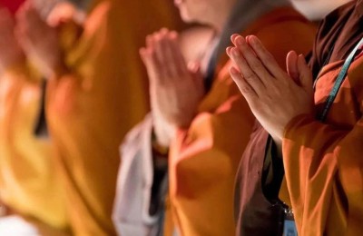 诚心发露忏悔，祈请佛陀佛母返回人间
